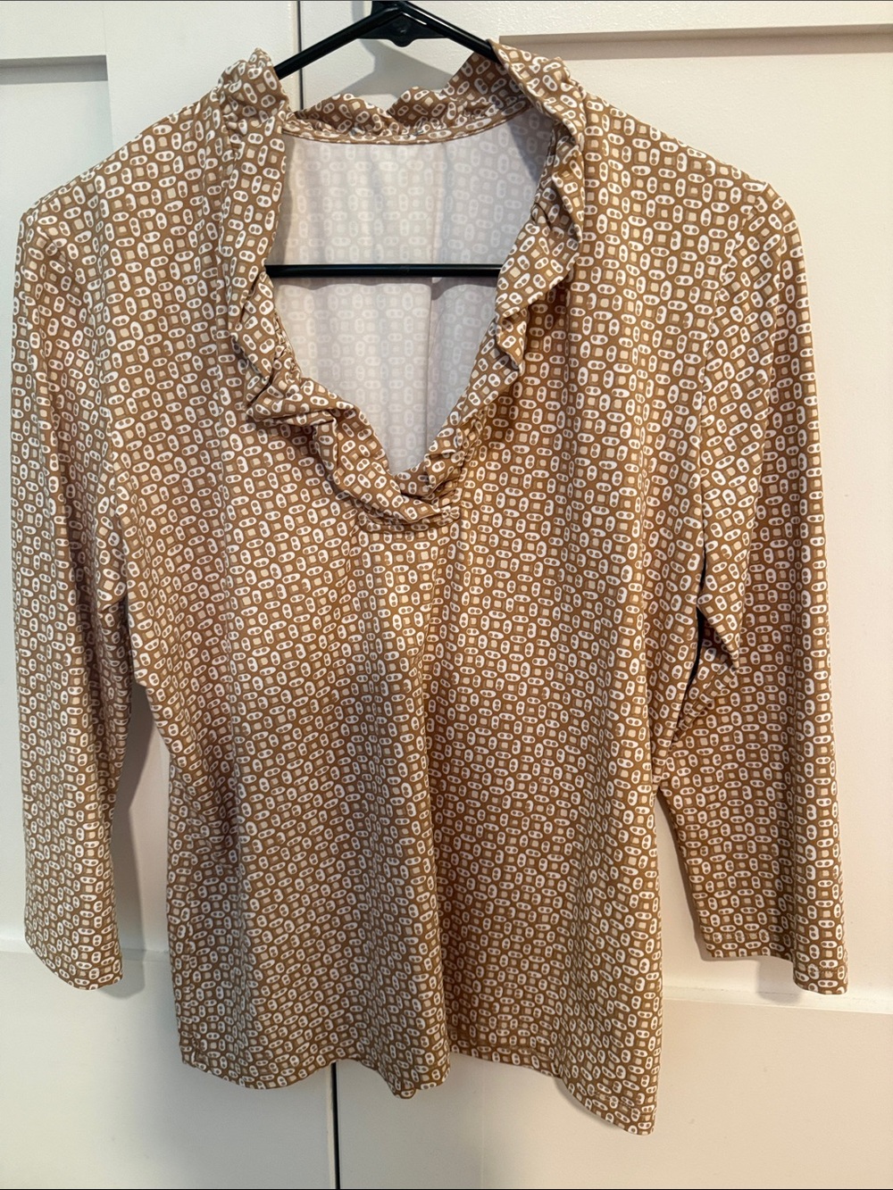 J McLaughlin Ruffle-Neck Top in Tan Geometric Print EUC